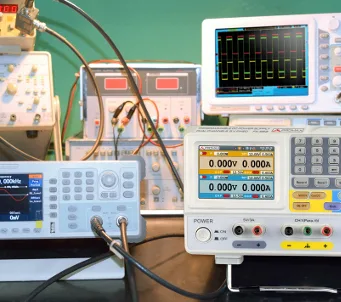 Fuente de alimentación programable para laboratorios