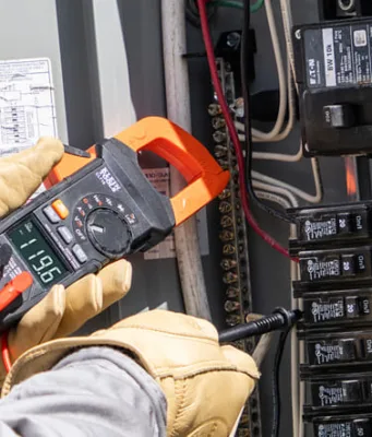 Pinza amperimétrica digital AC/CC CL710 con auto-rango de 600 A